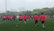 上港冒雨训练备战悉尼 艾哈现身有望复出