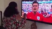 英格兰夺冠的玄学依据！三狮奏国歌大妈电视机前施法