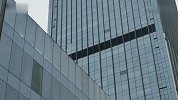 【山西】天降横祸！写字楼高空坠物 山西一女孩路过被砸身亡