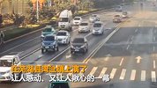 【安徽】辅警路口被撞飞 2分钟后忍痛爬起继续执勤