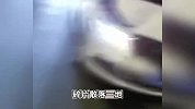 夫妻吵架丈夫爬车头阻拦，妻子猛踩油门顶着丈夫撞向前车：怕他打我