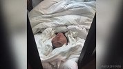 太不容易了！宋亚东减重关键时刻 棉被捂了一层又一层