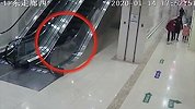 吓人！老人乘坐电扶梯不慎摔倒 被扶梯带着翻滚好几圈