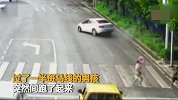男孩飞奔过斑马线，侧身回转躲过死神