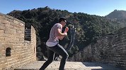 UFC-18年-UFC“男模”乔班中国行花絮 长城上再现“飞踢”时刻-花絮