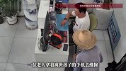 独臂老板免费为老人修离世孩子手机，当事人：希望尽微薄之力，守住他们最后的牵挂