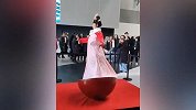 不倒翁女孩走红忙坏道具厂 老板说 4个工人都忙不过来