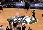 练好投篮能发家致富！NBA中场投篮命中给万元美刀
