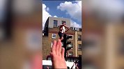 作大死！英格兰球迷赤身骑上交通灯 围观群众全在欢呼