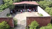 51名男男女女齐聚深山野林 无人机清楚拍下惊人现场