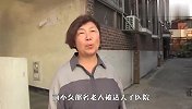 陌生狗狗每天敲女子家门，女子好奇跟它出去，真相太令人感动