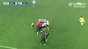 法丙球员在距球门35米处迎球怒射，皮球直挂死角