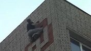 户外极限-20111114-千万别模仿跑酷达人演绎现实版蜘蛛侠