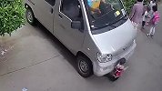 监拍！幼童过马路被面包车撞倒 车底缝隙中惊险逃生