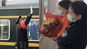 铁警与妻儿隔空喊话 150秒站台“相聚”就是春节团聚的全部