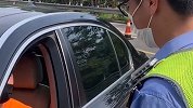 男子心疼女友开车太累无证驾驶被抓 女友：别扣车，人我不要了