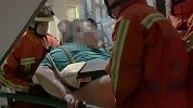 400斤男子无法下楼 12名消防员用2小时把他送上救护车