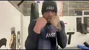 嘿站住！敢不敢接下嘴炮这一拳？