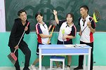 老师让同学班级大扫除，没想女同学用拖把画出一幅画，太有才了