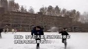 体育老师借课带学生打雪仗！孩子们瞬间沸腾，班主任提醒也超暖心