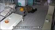 跑腿师傅怕弄脏地板爬着进门，女子：看到监控这一幕很难受