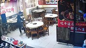 男子进饭店后发现没人，竟自己下厨做饭并留下饭钱