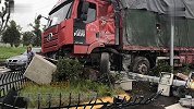 浙江台州一辆大巴车撞上货车 13人送医4人伤势较重