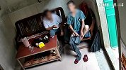 小伙陪聊老人暗中偷钱，边聊天边作案，紧张狂擦汗！监控曝光