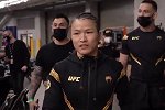 来了来了她来了！张伟丽进入比赛场馆 什么叫冠军气势！