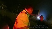 【河北】老人被客车遗落服务区痛哭 交警百里追车老人下跪致谢