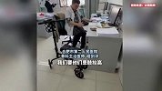 骨科医生骨折后骑小车坚持上班：只是脚受伤，还是能出力气