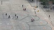 【广西】男子当街猛踹女子背部 警方：两人系朋友因琐事起争执
