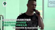 菲律宾人质劫持者和平投降释放人质 答媒体提问被警察围扑