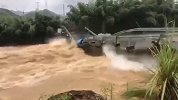 现场视频！浙江临安持续暴雨 一老桥被大水冲垮多条道路塌方