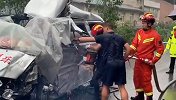 四川巴中面包车与大货车相撞 2人当场死亡7人受伤