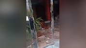 黄冈一渣土车失控冲进售楼部：车头严重变形 售楼部面目全非