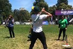 打棒球也不是盖的！库里与孩子做游戏打出一记全垒打