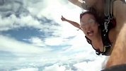 极限-15年-与死神擦肩！两跳伞运动员险与飞机相撞-新闻