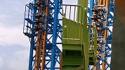 游乐场惊魂摩天飞轮悬停半空20分钟 游客面朝天空思考人生
