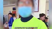3名顾客在服务区，买1人份35元的自助餐，店员提醒后遭反怼