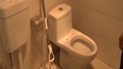 只因没冲马桶 男子被65岁继父连砍4刀伤口长达15厘米