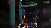 篮球-18年-野球场偶遇世界性难题 篮球卡在了尴尬的位置-花絮
