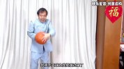 老师傅打篮球，赢得了观众的阵阵喝彩