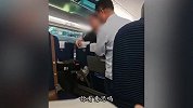 高铁上男子想把座椅靠背向后调，却被后排乘客死死蹬住，12306回应