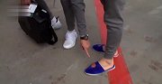 特里皮尔放松双脚穿拖鞋乘大巴 遭队友嫌弃指鞋吐槽