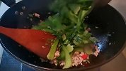 “肉末炒油菜”，好吃营养丰富