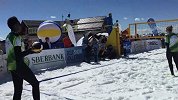 艾格努上演雪地排球 被网友调侃：不接一传发球无压力