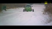 外国吊丝自制三蹦子电动车雪地玩漂移