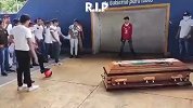 泪目！这个被警察误杀的少年 躺在棺材里进了最后1球 ​