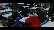 恶作剧 激动哥“无影掌”打翻同学